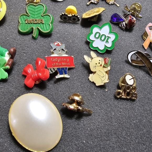 Lot Of 23 Pins And Brooches Different Styles Materials Colors And Shapes see pic - Picture 6 of 8